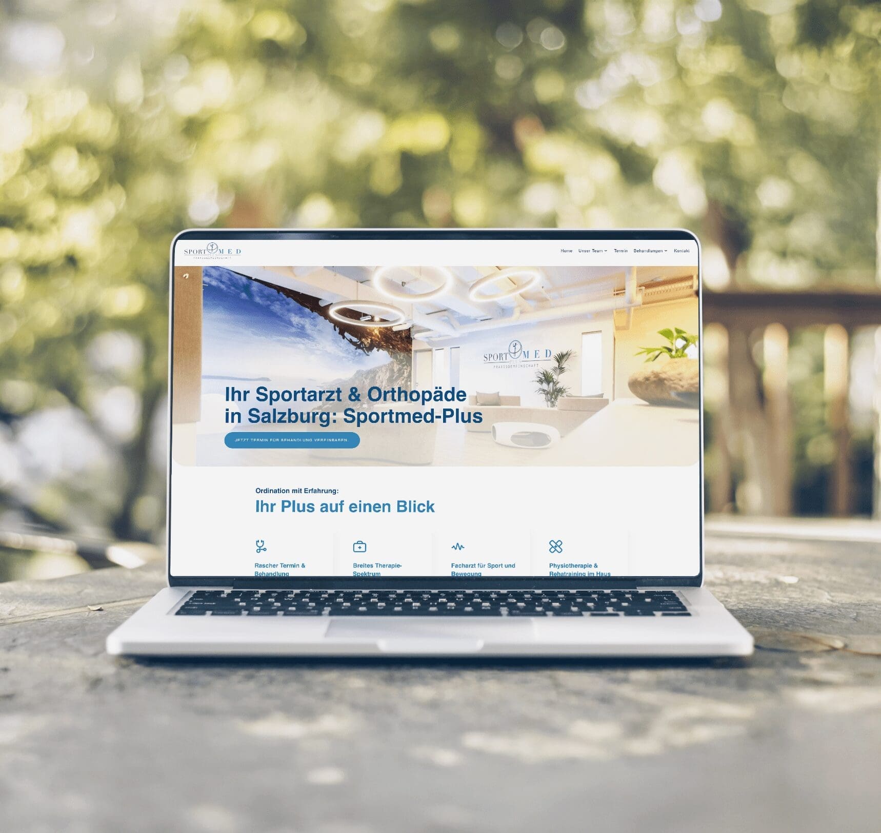 Website Sportmed-Plus Aufgeklappter Laptop