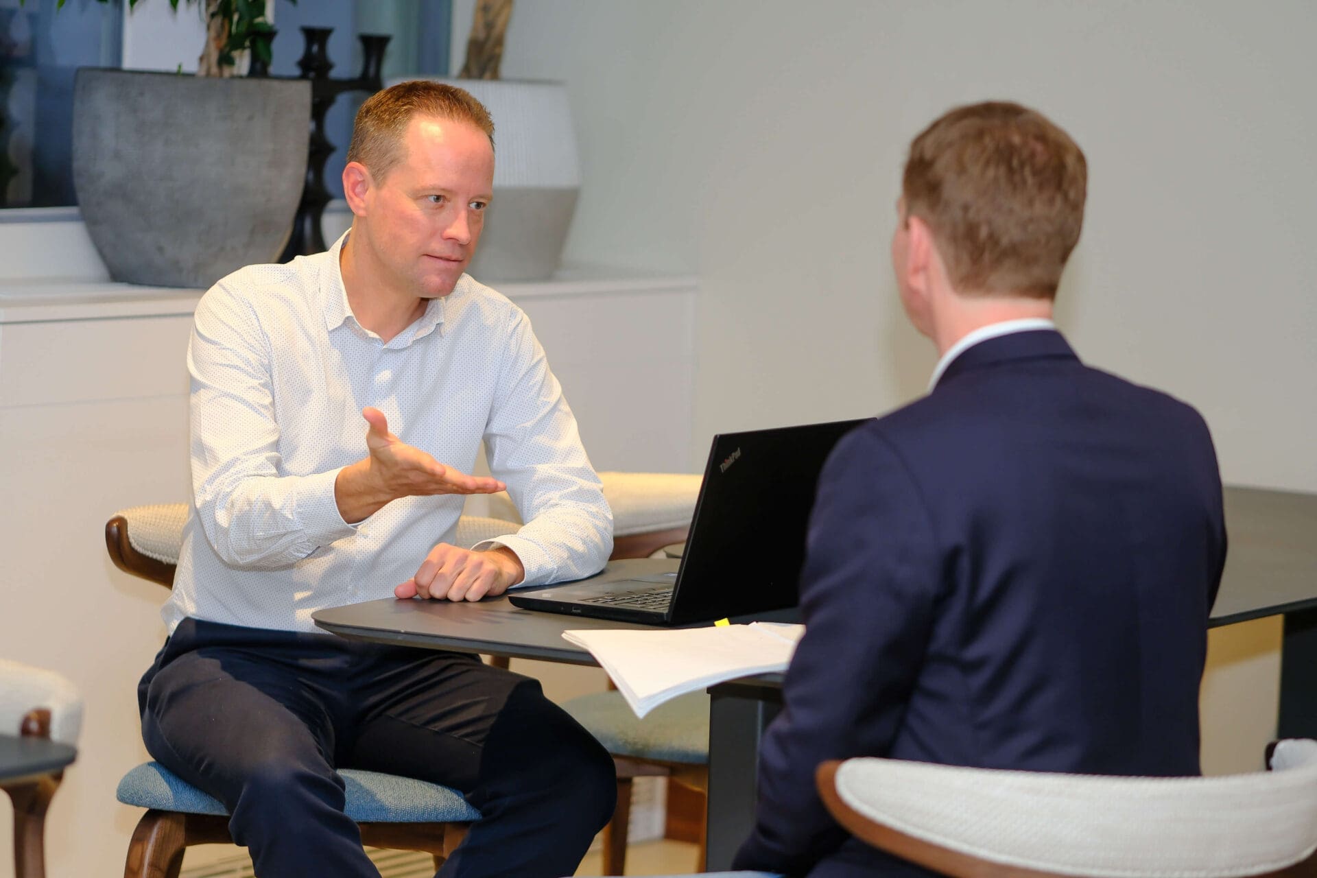 Journalistic interview. Stefan Müller von Freshwords spricht an einem Tisch mit einem Kunden.